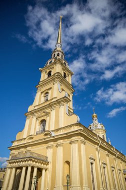 Saint Petersburg, Rusya - 17 Eylül 2017: Peter ve Paul Katedrali 'nin sarı çan kulesi güneşli bir günde, bulutlu mavi gökyüzünün arka planıyla Peter ve Paul Kalesi' nin içinde..