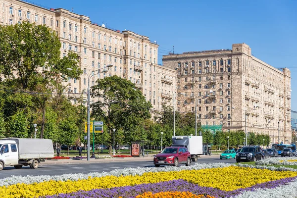 Moskova, Rusya - 23 Eylül 2017: Moskova Zafer Kemeri yakınlarındaki turuncu bina ve arabalı çiçek yürüyüş yolu caddesi.