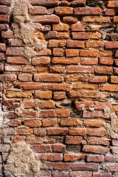 Braune Raue Ziegelmauer Der Außenfassade Des Altbaus Mit Rissigen Teilen — Stockfoto