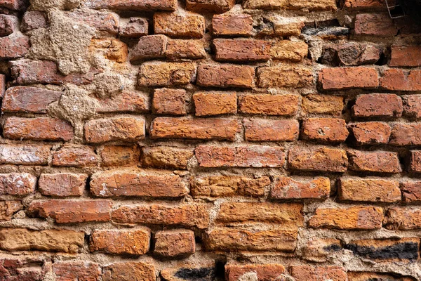 Braune Raue Ziegelmauer Der Außenfassade Des Altbaus Mit Rissigen Teilen — Stockfoto