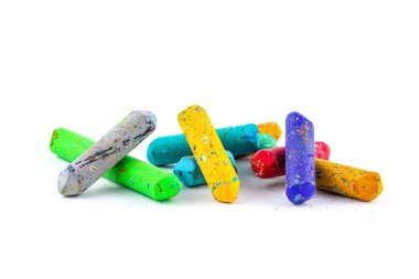 Kullanılmış ve kirli renkli pastel boya çubuklarına odaklan beyaz arkaplanda izole edilmiş çizime hazır.