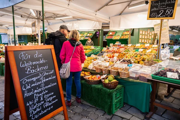 Мюнхен Германия Ноября 2019 Года Два Человека Ищут Продукты Местном — стоковое фото