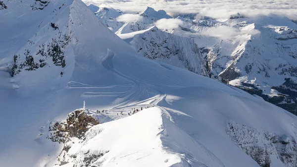 Vista Aérea Sobre Turismo Topo Céu Montanha Coberto Neve Jungfrau — Fotografia de Stock