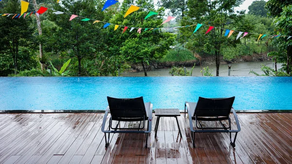 Zwembad Strandbanken Natte Houten Terras Regen Versierd Door Kleurrijke Opknoping — Stockfoto