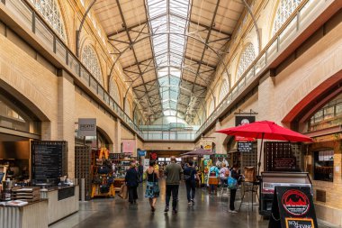 San Francisco, ABD - 27 Eylül 2019: Ferry Binası içinde yürüyen insanlar, körfez yakınlarındaki alışveriş ve restoranlar için kapalı pazar.