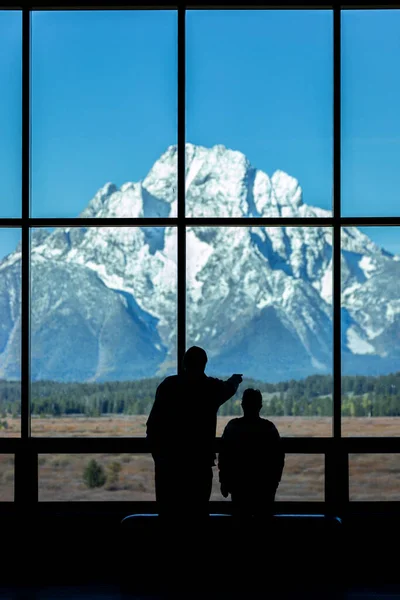 Grand Teton Wyoming Eua Outubro 2019 Silhueta Turistas Dentro Edifício — Fotografia de Stock