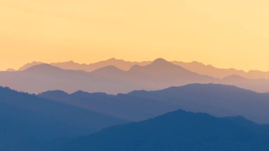Tropikal yağmur ormanları ve gökyüzü kış mevsiminin günbatımında mavi ve turuncu renklere büründü..