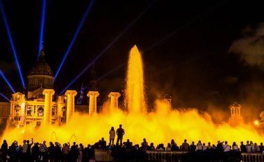 Barselona, İspanya - 5 Ekim 2018: Kalabalık izleyiciler tarafından çevrelenmiş Ulusal Müze önünde renkli sihirli çeşme gösterisi.