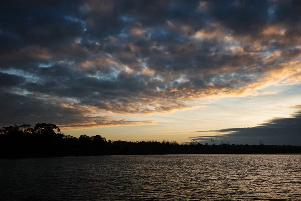 Dramático Amanecer Cielo Cubierto Nubes Hacen Que Oscuridad Presa Paisaje — Foto de Stock