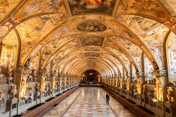 Munich Germany November 2019 Tourist Walking Watching Ancient Decoration Big — Foto Stock