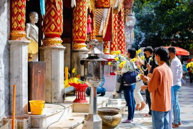 Chiangmai, Tayland - 1 Ocak 2022 'de insanlar Wat Pra That Doi Suthep' te yeni yılda çiçek, tütsü ve mumla iyi şanslar dilemek için dua ediyorlar..