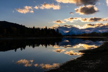 Bulutlu gökyüzü ile siluetli orman Yılan Nehri, Oxbow Bend, Grand Teton Ulusal Parkı, Wyoming, ABD.