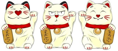 Üç farklı maneki-neko kedisi yan yana oturur.