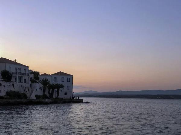 Tradiční architektura na nábřeží Spetses, Řecko.západ slunce - stock fotografie — Stock fotografie