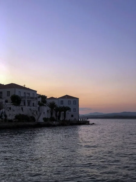 Tradiční architektura na nábřeží Spetses, Řecko. západ slunce - stock fotografie — Stock fotografie