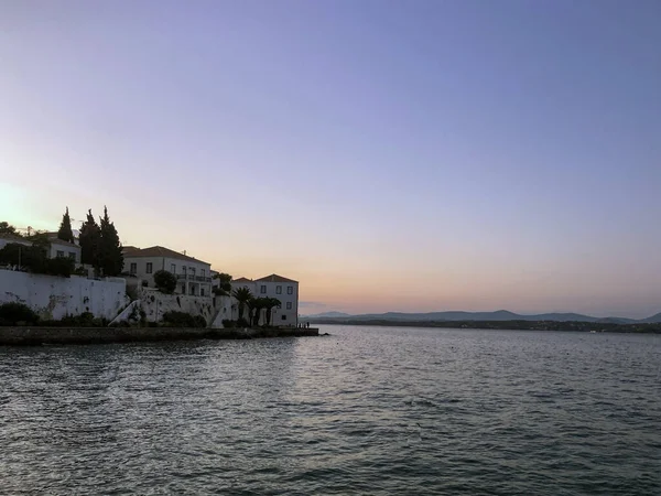 Tradiční architektura na nábřeží Spetses, Řecko. západ slunce - stock fotografie — Stock fotografie