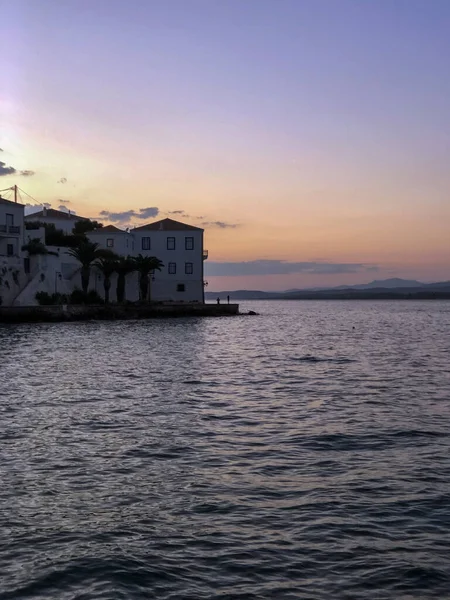 Tradiční architektura na nábřeží Spetses, Řecko. západ slunce - stock fotografie — Stock fotografie