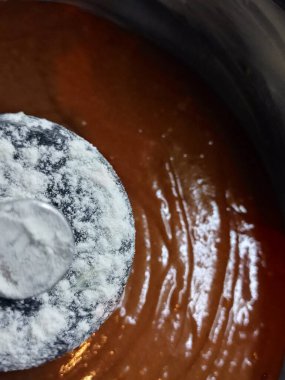 Abartma. Pasta pişirme fotoşoplama serisi.