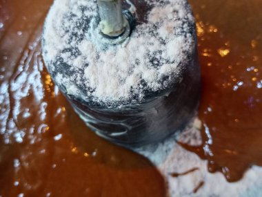 Abartma. Pasta pişirme fotoşoplama serisi.