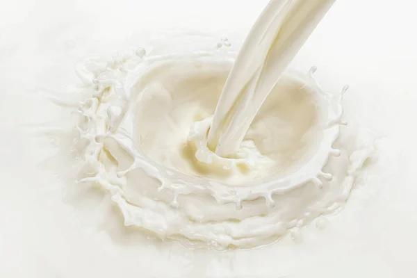 Verter salpicadura de leche sobre fondo blanco — Foto de Stock