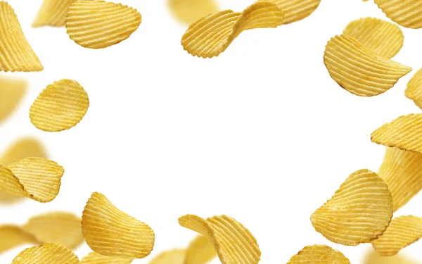 Frame van geribbelde chips geïsoleerd op witte achtergrond — Stockfoto