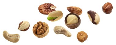 Uçan fındıklar beyaz arkaplanda izole