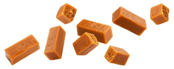 Létající karamelové bonbóny izolované na bílém pozadí — Stock fotografie