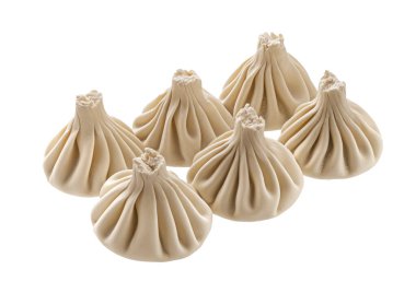  Çiğ Gürcü khinkalisi, donmuş hamur köfteleri beyaz arka planda izole edilmiş.