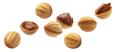 Beyaz arkaplanda izole edilmiş fındık kurabiyeleri