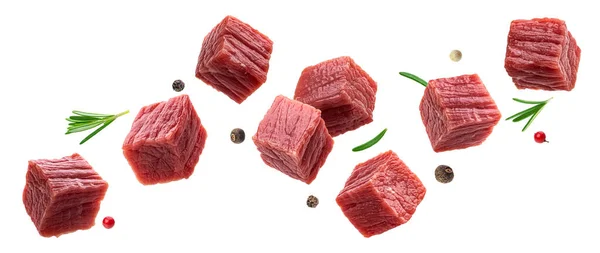 Kostki surowego mięsa wołowego izolowane na białym tle — Zdjęcie stockowe