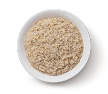 Beyaz arka planda izole edilmiş yulaf ezmesi kasesi.