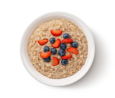 Beyaz arka planda izole edilmiş yulaf ezmesi kasesi.