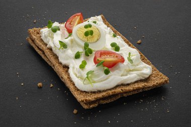 Siyah arka planda çavdar ekmeği, sağlıklı sandviç.