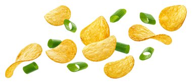 Düşen patates cipsi ve yeşil soğan beyaz arka planda izole edilmiş.