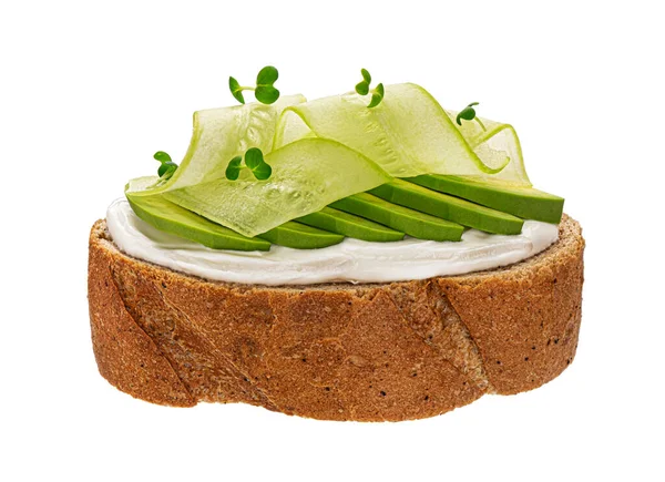 Sandwich vegetarian cu brânză cremă, avocado și castravete — Fotografie, imagine de stoc