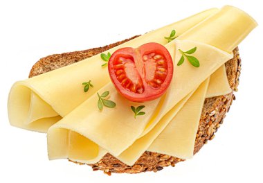 Çavdar ekmeğinin üzerindeki Gouda peyniri dilimleri.