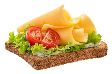 Çavdar ekmeğinde Gouda peyniri dilimleri. Beyaz arka planda izole edilmiş. Üst manzara.