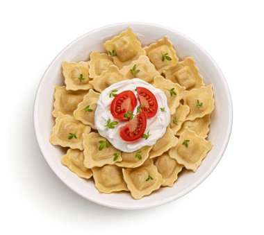 İtalyan mantısı makarna beyaz arka planda izole, üst manzara