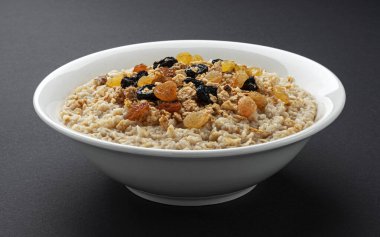 tabak yulaf ezmesi siyah arka plan üzerine 