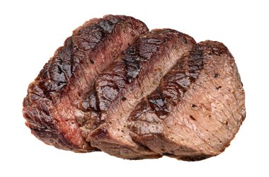 Dilimlenmiş biftek beyaz arka planda izole edilmiş.