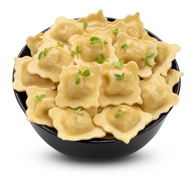 İtalyan mantısı makarnası beyaz arkaplanda izole edilmiş.