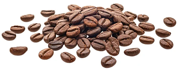 Kızarmış kahve çekirdekleri beyaz arka planda izole edilmiş.