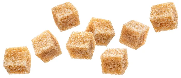 Cubos de açúcar de cana em queda isolados sobre fundo branco — Fotografia de Stock