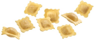 Beyaz arka plan üzerinde izole mantı makarna