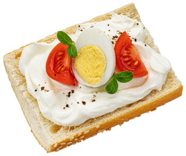 Beyaz arka planda izole edilmiş krem peynirli baget.