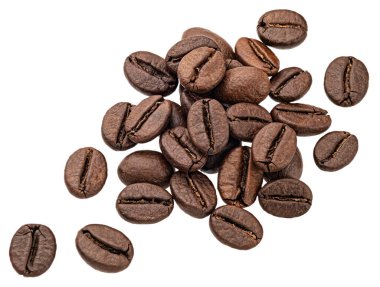 Kızarmış kahve çekirdekleri beyaz arka planda izole edilmiş.