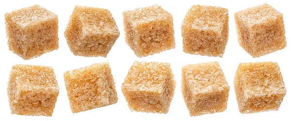 Kostky třtinového cukru izolované na bílém pozadí, plná hloubka pole — Stock fotografie