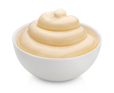 Beyaz arkaplanda izole edilmiş mayonez sosu, tam derinlik