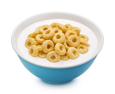 Beyaz arka planda izole edilmiş mısır halkaları, tam alan derinliği