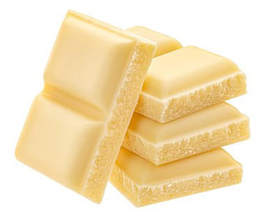 Beyaz arka planda izole edilmiş beyaz sütlü çikolata parçaları, tam derinlik